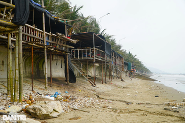 Cảnh nhếch nhác, lều quán như "lô cốt" án ngữ lối ra biển Hải Tiến