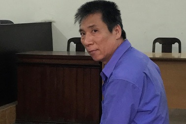 Khóa trái cửa, đổ xăng đốt vợ hờ và tình địch