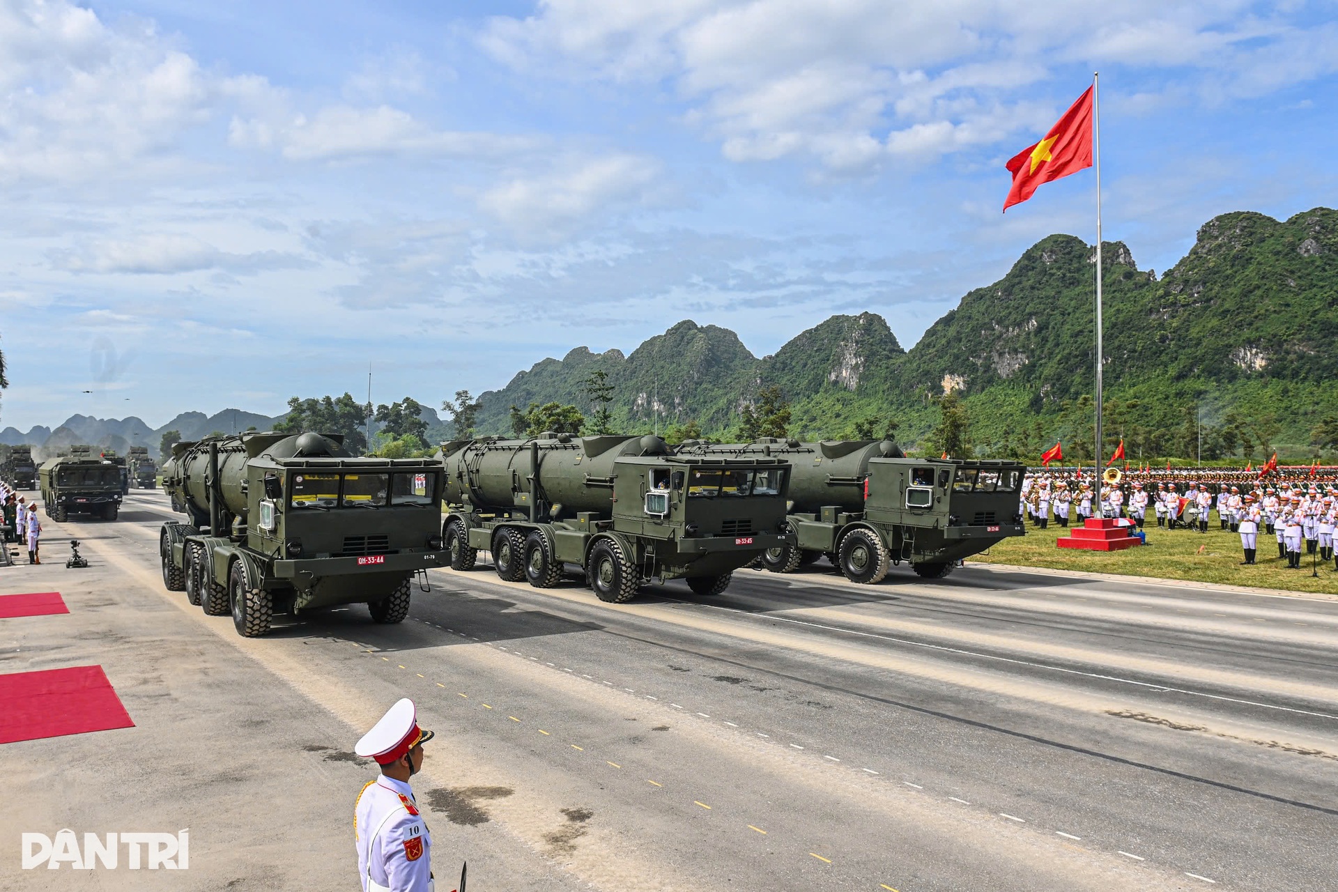 Ngắm dàn xe tăng, tên lửa, UAV hợp luyện chuẩn bị cho lễ diễu binh - 7 Ngắm dàn xe tăng, tên lửa, UAV hợp luyện chuẩn bị cho lễ diễu binh - 7