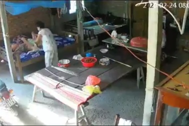 Tạm giữ đôi vợ chồng bạo hành mẹ già gần 90 tuổi