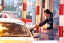 Tài xế trả tiền lẻ - chạy quay vòng, xe cẩu khủng được điều tới trạm BOT quốc lộ 5