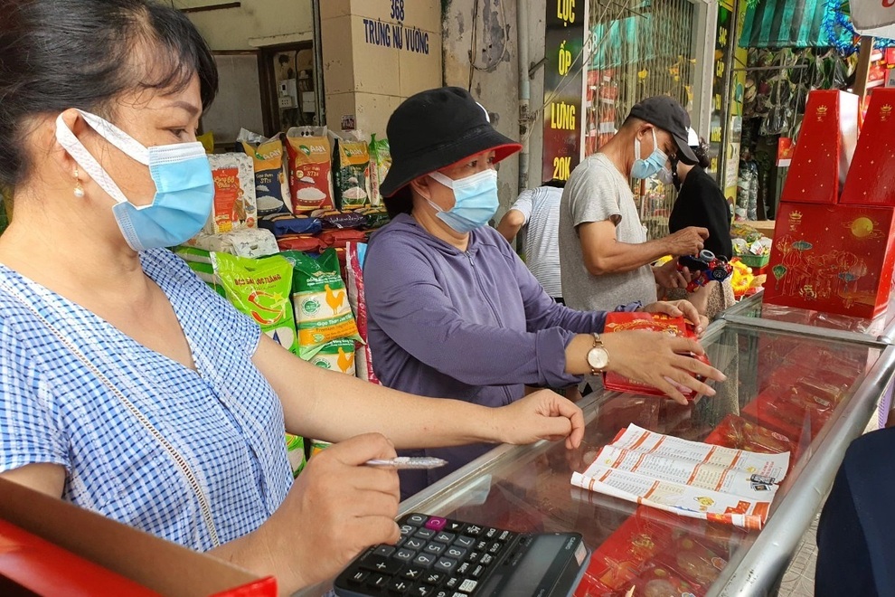 Người dân kém tha thiết với bánh Trung thu vì không phải hàng thiết yếu - 1 Người dân kém tha thiết với bánh Trung thu vì không phải hàng thiết yếu - 1