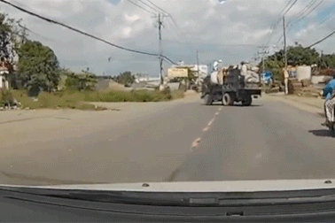 Cố tình lấn làn, xe máy cắm thẳng vào đầu ôtô