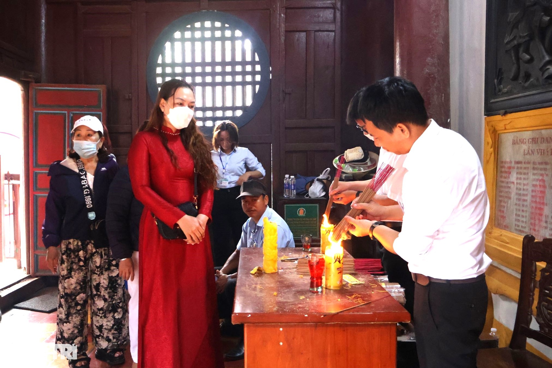 Khách rồng rắn vào ngôi chùa nổi tiếng linh thiêng, sờ tượng ngựa cầu may - 3 Khách rồng rắn vào ngôi chùa nổi tiếng linh thiêng, sờ tượng ngựa cầu may - 3