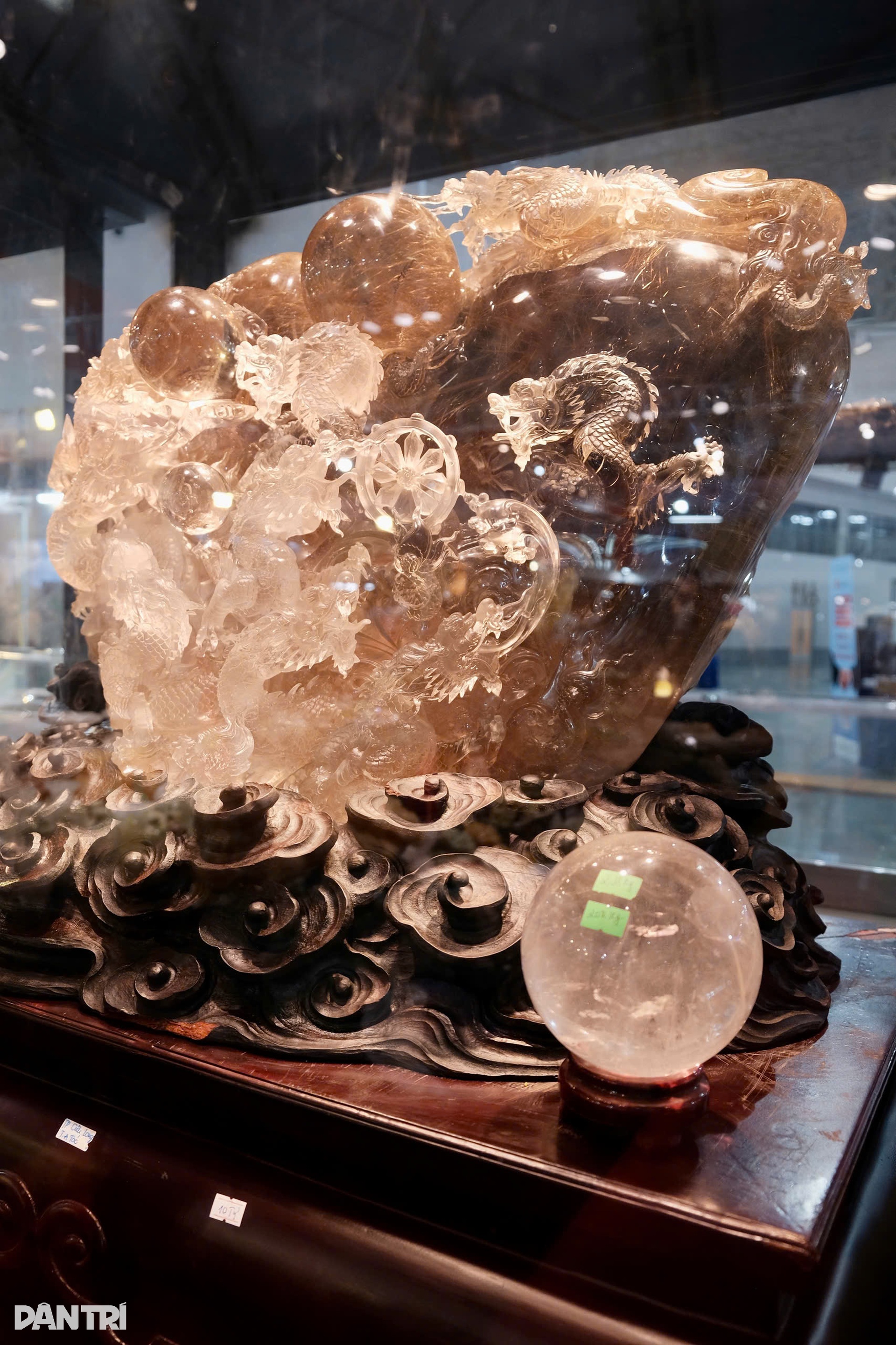 Loạt đá quý có giá rao bán cả tỷ đồng tại Hội chợ Mùa Thu - 2 Loạt đá quý có giá rao bán cả tỷ đồng tại Hội chợ Mùa Thu - 2