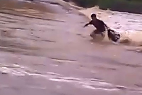 Kinh hãi cảnh nam thanh niên vượt ngầm trong lũ