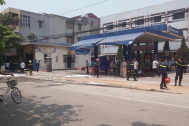 Cháy nổ cửa hàng gas sát cây xăng, 1 người tử vong