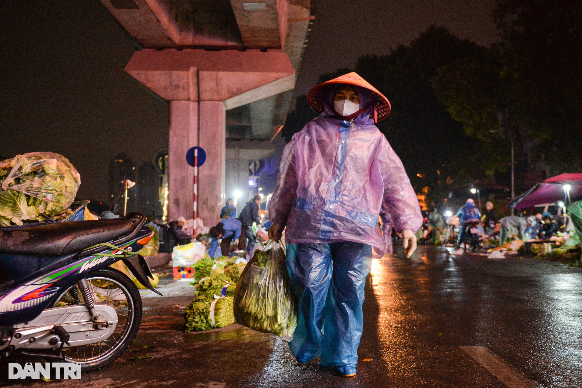 Chợ đầu mối rau củ ở Hà Nội ngày giáp Tết mưa lạnh thấu xương - 7 Chợ đầu mối rau củ ở Hà Nội ngày giáp Tết mưa lạnh thấu xương - 7