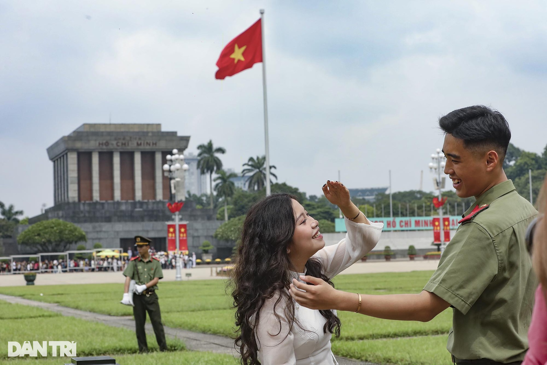 Đông đảo người dân đổ về Quảng trường Ba Đình lịch sử dịp lễ Quốc khánh - 11 Đông đảo người dân đổ về Quảng trường Ba Đình lịch sử dịp lễ Quốc khánh - 11