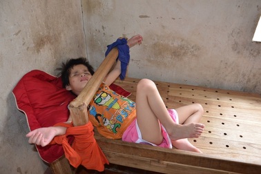 Nhói lòng cảnh cô bé bị mẹ cột vào thang gỗ, gia đình nghèo khổ nhất huyện