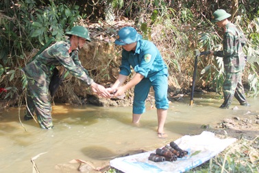Phát hiện hơn 500 quả lựu đạn khi mò hến trong khe suối
