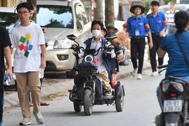 Hai cha con xương thủy tinh đưa nhau đi thi tốt nghiệp THPT