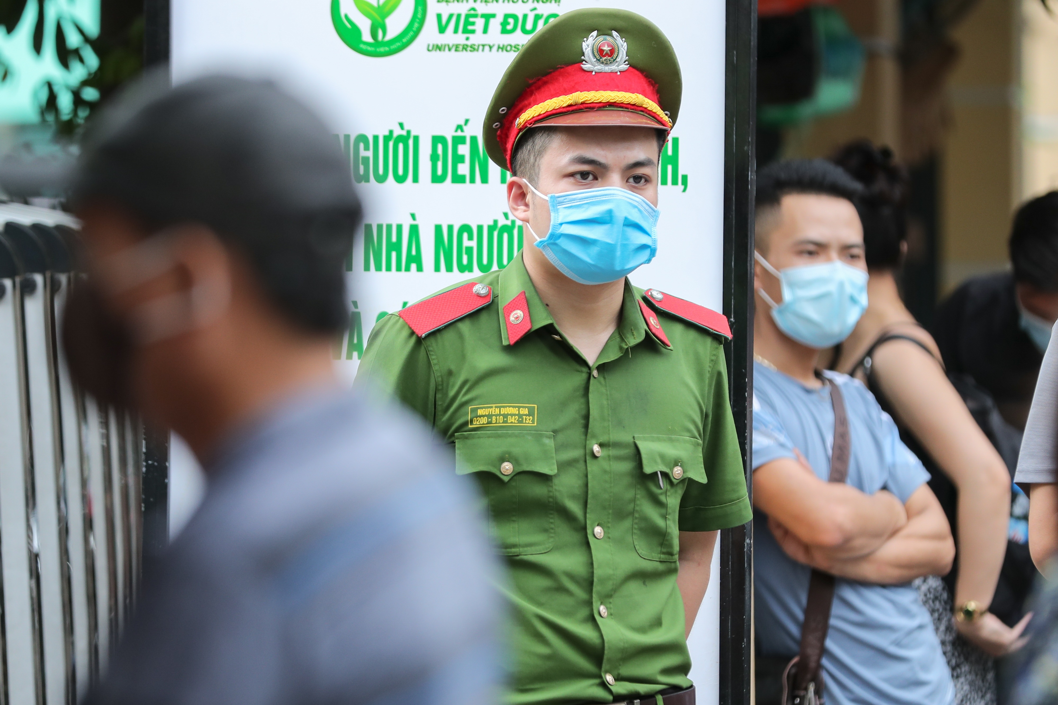 Nhiều người Hà Nội đang quá chủ quan trước dịch Covid-19 - 12 Nhiều người Hà Nội đang quá chủ quan trước dịch Covid-19 - 12