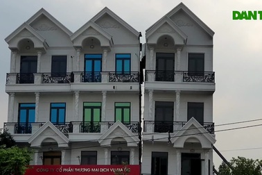 Nhà 4 tầng phải “chống gậy”, nguy cơ đổ sập bất cứ lúc nào