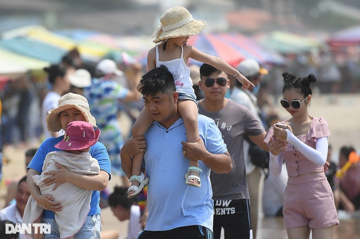 Hàng chục nghìn người đổ về biển Vũng Tàu vui chơi, tắm mát - 10 Hàng chục nghìn người đổ về biển Vũng Tàu vui chơi, tắm mát - 10