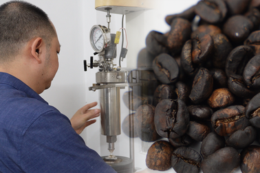 Độc đáo cà phê rang bằng nước ở TPHCM, khách nước ngoài không lo bị "say"