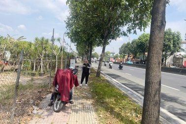 Người đàn ông gục đầu tử vong trên xe máy ở TPHCM