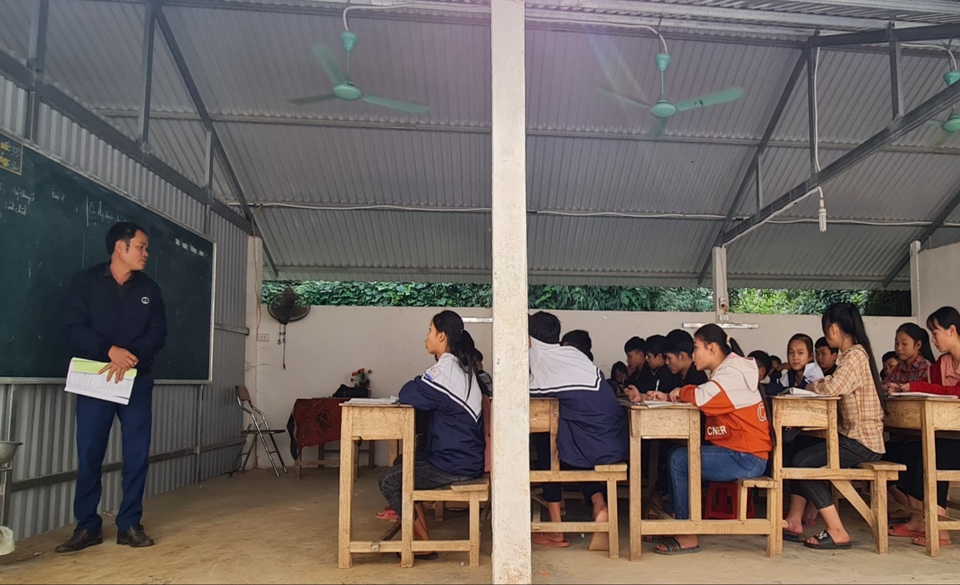 20201211_053508.jpg Năm học 2020 - 2021, Trường THCS Long Lộc phân hiệu 2 đóng tại địa bàn xóm Khe Sài xã Nghĩa Lộc có 10 lớp với 336 học. Hiện nay, các phòng học và dãy nhà văn phòng đều đã hư hỏng nặng. Về phía nhà trường đã tham mưu với địa phương và đã được đưa vào lộ trình xây mới trong giai đoạn từ năm 2020 - 2025.