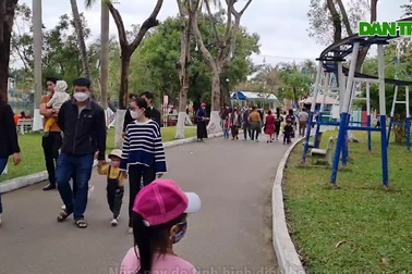 Người dân đổ về công viên vui chơi ngày mùng 6 Tết