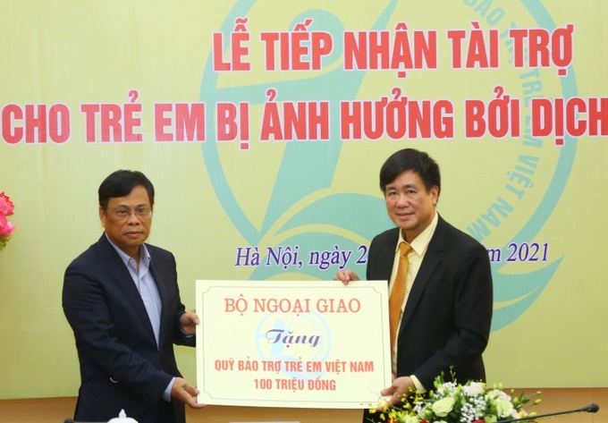 Bộ Ngoại giao trao tặng ủng hộ Quỹ Bảo trợ trẻ em Việt Nam.