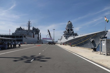 Chiến hạm Hải quân Ấn Độ chính thức thăm cảng Cam Ranh