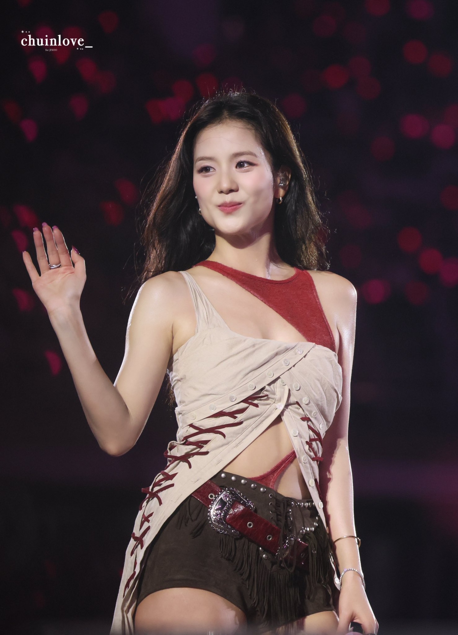 Blackpink gây sốt khi trở lại với váy áo gợi cảm, trang sức tiền tỷ - 12 Blackpink gây sốt khi trở lại với váy áo gợi cảm, trang sức tiền tỷ - 12