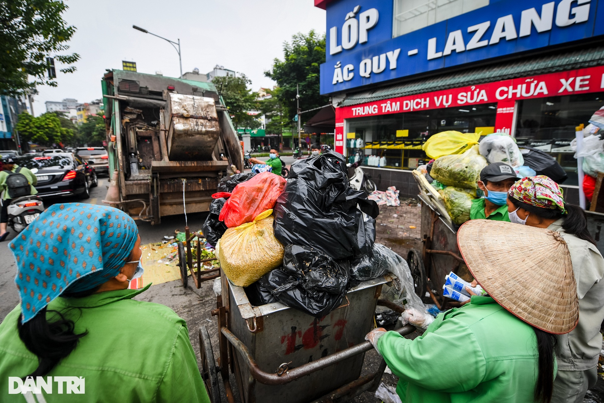 Rác thải ùn ứ, cao quá đầu người trên nhiều tuyến phố, khu dân cư ở Hà Nội - 8 Rác thải ùn ứ, cao quá đầu người trên nhiều tuyến phố, khu dân cư ở Hà Nội - 8