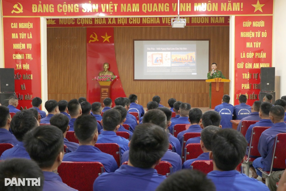 Người đàn ông 20 năm nghiện ma túy rưng rưng lần đầu tiên viết tên mình - 8 Người đàn ông 20 năm nghiện ma túy rưng rưng lần đầu tiên viết tên mình - 8