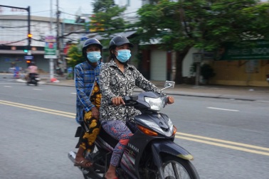 Cô lái đò nghèo khó ngày ngày chở bà bán vé số xa lạ đi chữa bệnh