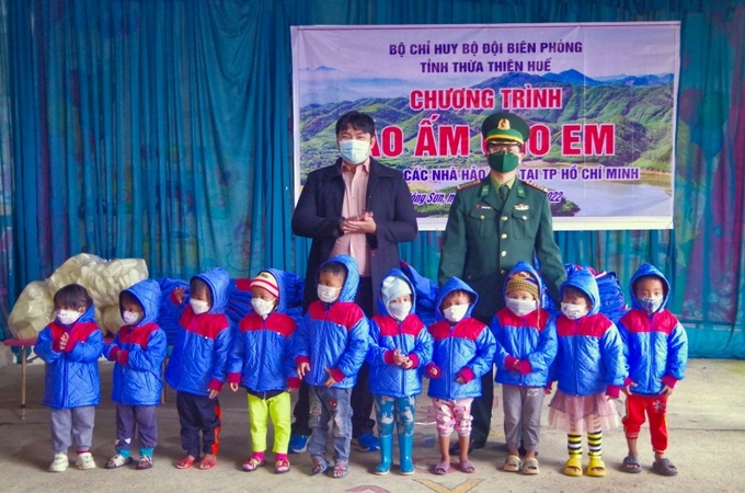 Đại diện Bộ đội Biên phòng tỉnh và đơn vị tài trợ trao áo ấm và dép cho học sinh Trường mầm non xã Đông Sơn. Ảnh baothuathienhue.vn