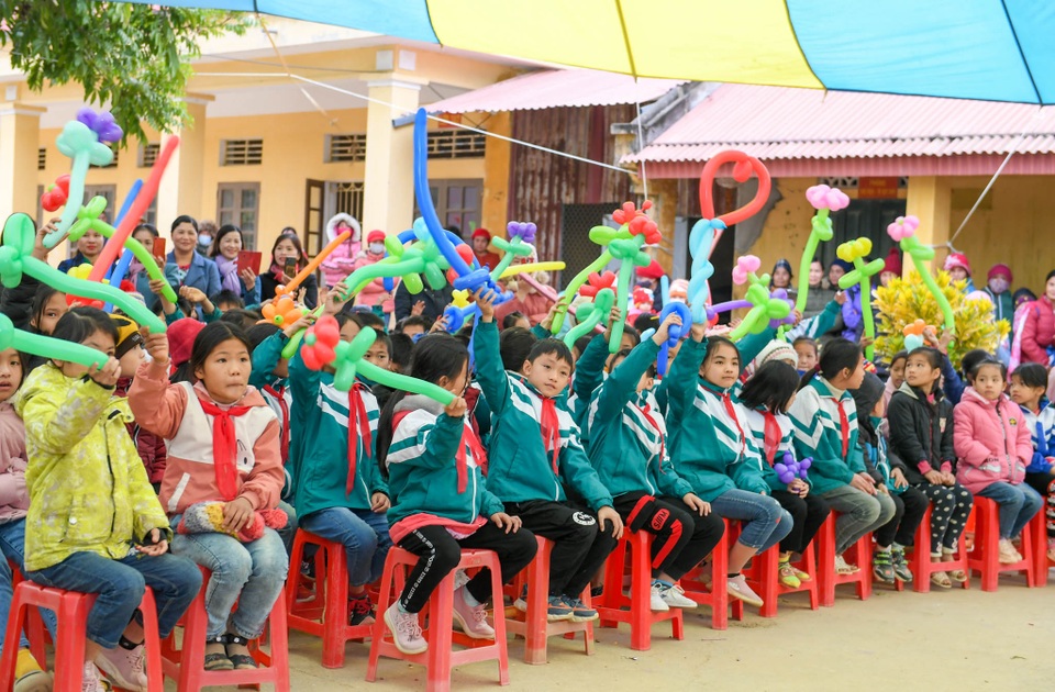 Khánh thành Phòng học Dân trí: Thầy trò hết cảnh vừa dạy, vừa lo lớp sập - 28 Khánh thành Phòng học Dân trí: Thầy trò hết cảnh vừa dạy, vừa lo lớp sập - 28