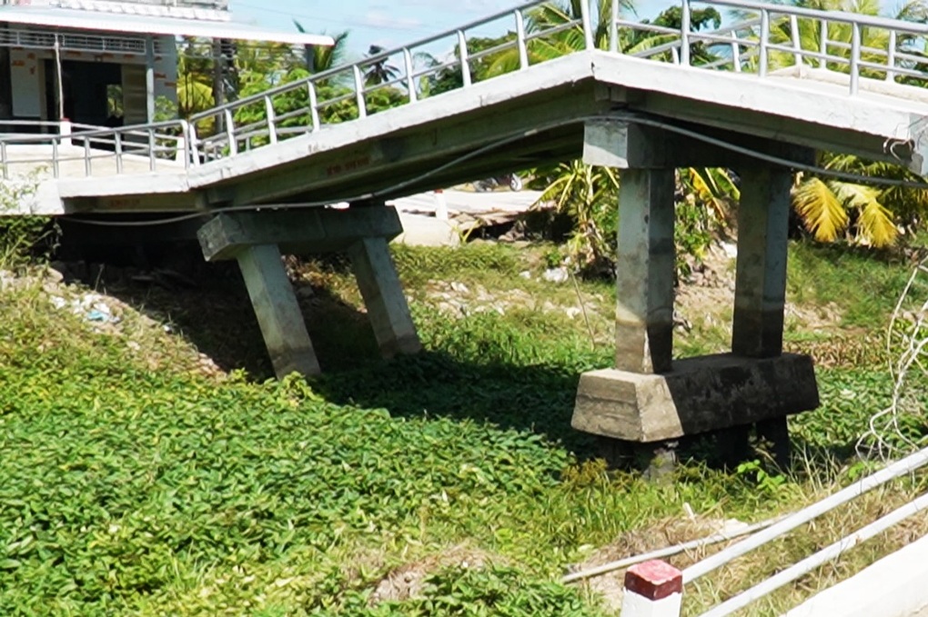 Khô hạn gây sụt lún sạt lở đất ảnh hưởng đến cầu đường ở Cà Mau - 4 Khô hạn gây sụt lún sạt lở đất ảnh hưởng đến cầu đường ở Cà Mau - 4