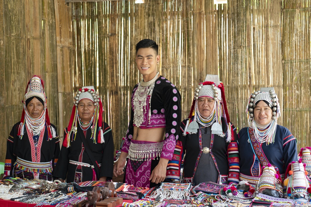 Nam vương Danh Chiếu Linh thăm làng dân tộc cổ dài ở Chiang Mai, Thái Lan - 2 Nam vương Danh Chiếu Linh thăm làng dân tộc cổ dài ở Chiang Mai, Thái Lan - 2