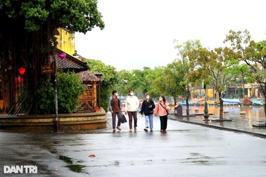 Phố cổ Hội An vắng lặng trong ngày đầu mở cửa đón khách trở lại