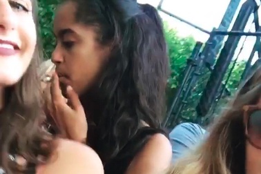 Tiểu thư nhà ông Obama bị nghi hút cần sa giữa chốn đông người