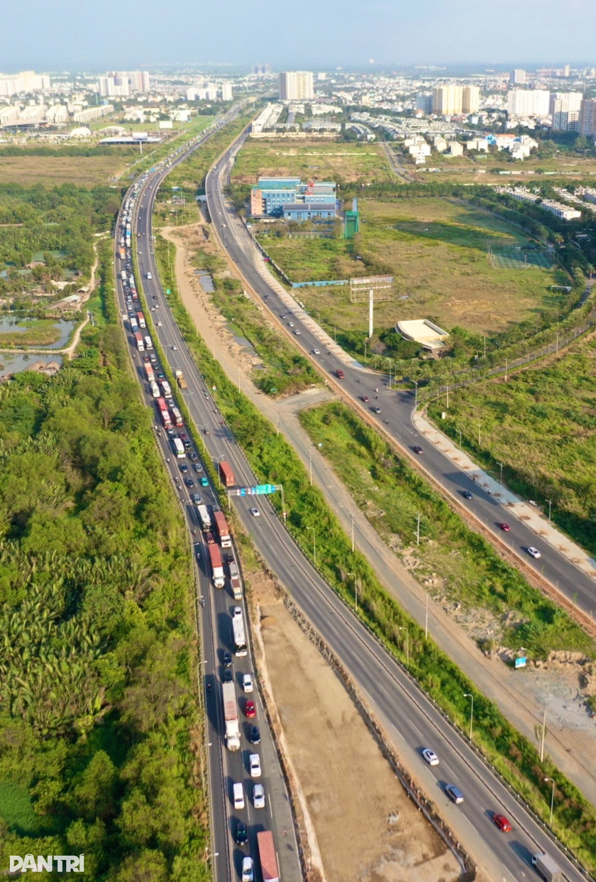 Nhiều tuyến đường ở TPHCM kẹt cứng do người dân nghỉ Tết Tây sớm - 7 Nhiều tuyến đường ở TPHCM kẹt cứng do người dân nghỉ Tết Tây sớm - 7