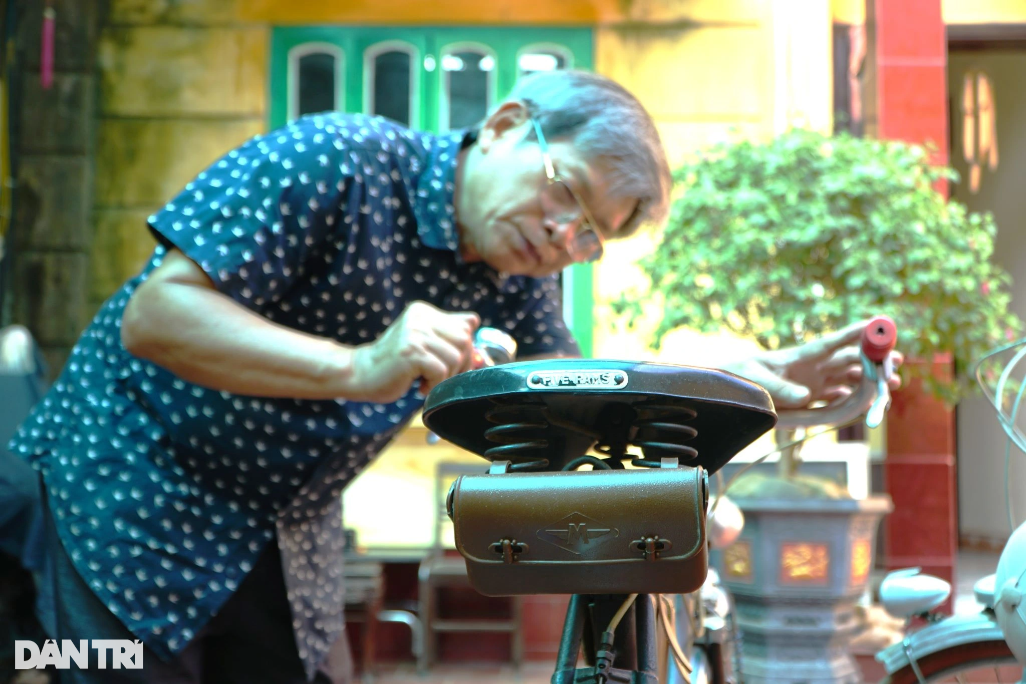 Thanh Hoa آدمی کا ونٹیج کاروں کا مجموعہ اور منفرد سائیکل لائسنس - 11 Bộ sưu tập xe cổ và tấm bằng lái xe đạp độc đáo của người đàn ông Thanh Hóa - 11