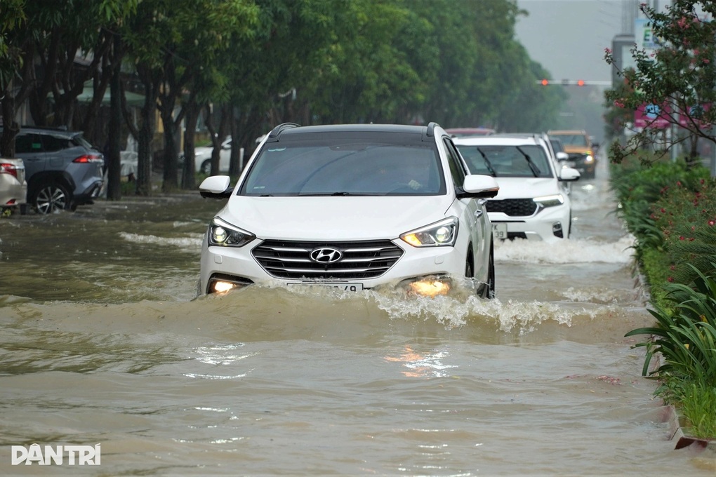 Mưa trắng trời ở Hà Tĩnh, Quảng Trị, giao thông hỗn loạn trên đường ngập - 1 Mưa trắng trời ở Hà Tĩnh, Quảng Trị, giao thông hỗn loạn trên đường ngập - 1
