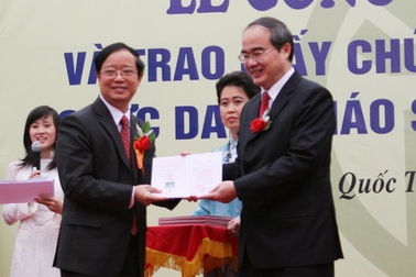 Giáo sư phải biết sử dụng thành thạo 1 ngoại ngữ quốc tế