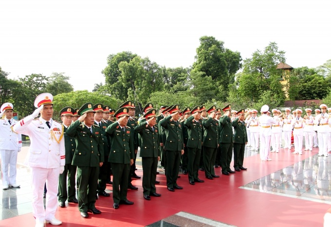 Đoàn đại biểu Quân ủy Trung ương - Bộ Quốc phòng tưởng niệm các Anh hùng liệt sĩ.
