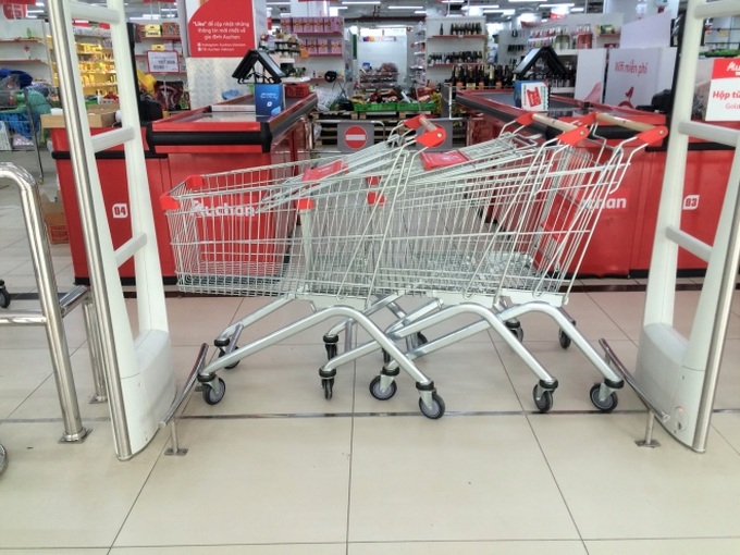 Siêu thị Auchan vắng vẻ, lặng lẽ tháo các kệ hàng sau bão giảm giá - Ảnh 12. Siêu thị Auchan vắng vẻ, lặng lẽ tháo các kệ hàng sau bão giảm giá - Ảnh 12.