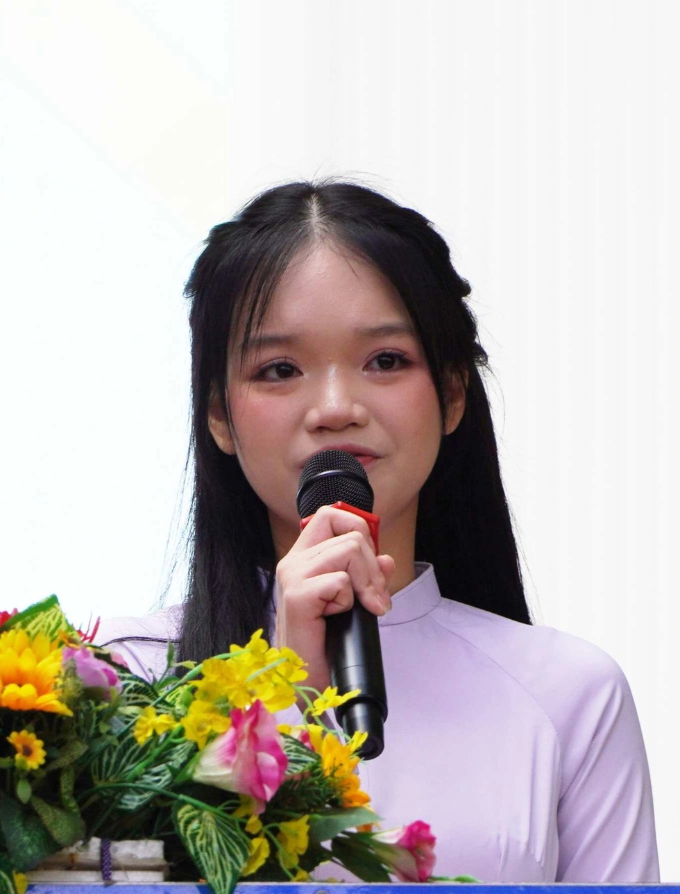 Nữ sinh lớp 12 bật khóc trong lễ tri ân: Em không muốn đơn độc nữa... - 7 Nữ sinh lớp 12 bật khóc trong lễ tri ân: Em không muốn đơn độc nữa... - 7