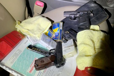 Ông chủ sòng bạc "thủ" 2 khẩu súng phòng thân