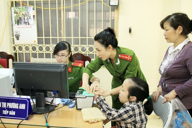 Cắt góc CMND 9 số để thay giấy xác nhận cho người dân