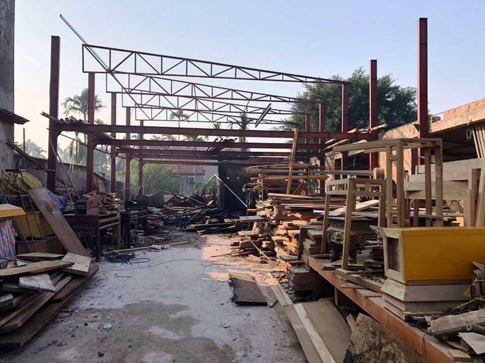 12 căn nhà bị thiêu rụi lúc rạng sáng, bé gái 14 tuổi tử vong - 4