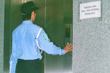 Cô gái xinh đẹp trốn trong chung cư khiến bảo vệ "toát mồ hôi"