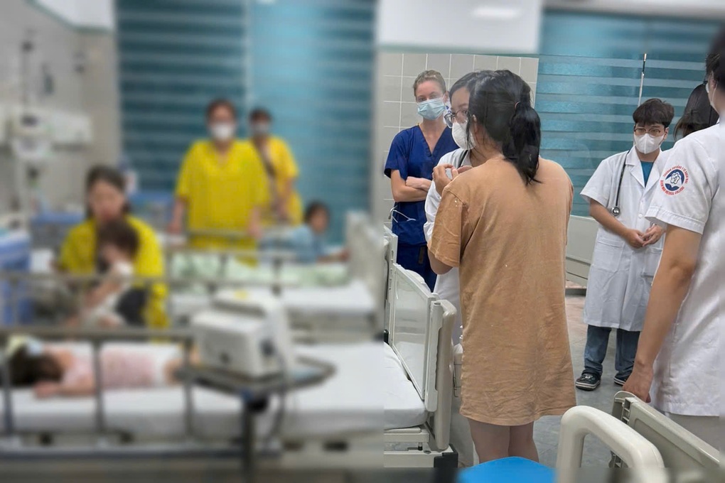 CSGT Hà Nội đưa cháu bé bị co giật tới Bệnh viện Bạch Mai cấp cứu - 2 CSGT Hà Nội đưa cháu bé bị co giật tới Bệnh viện Bạch Mai cấp cứu - 2