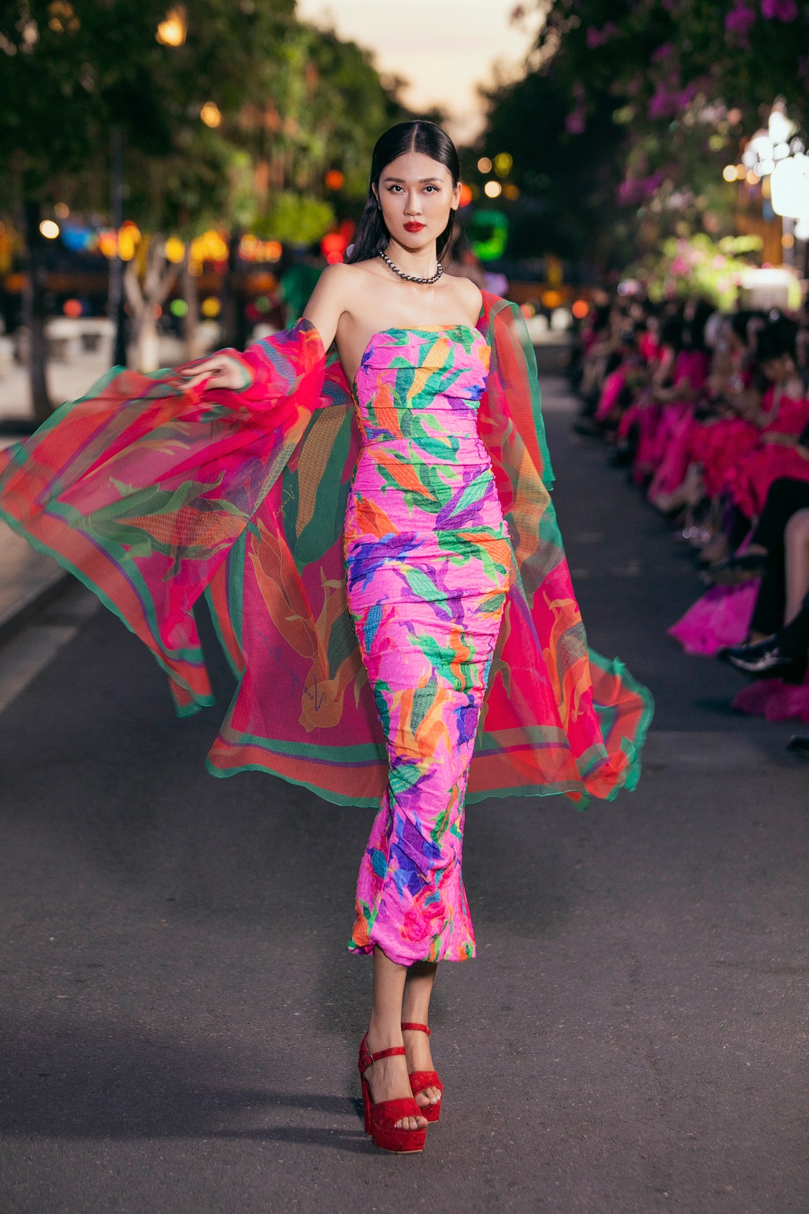 Danh ca Bảo Yến hát trên sông, Minh Tú cùng dàn mẫu lội nước catwalk - 11