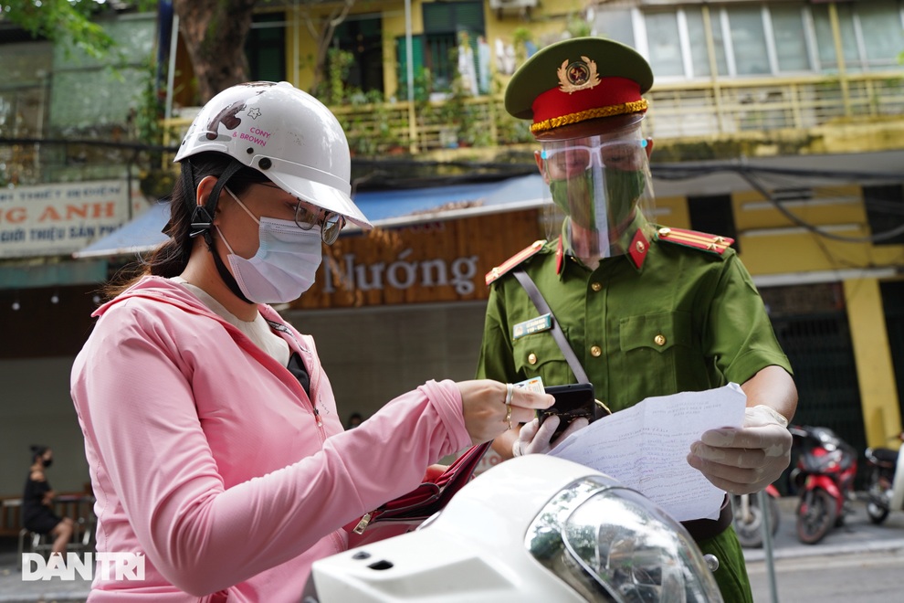 Nhiều lái xe quay đầu bỏ chạy khi gặp Tổ công tác đặc biệt ở phố cổ Hà Nội - 5 Nhiều lái xe quay đầu bỏ chạy khi gặp Tổ công tác đặc biệt ở phố cổ Hà Nội - 5