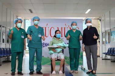 Sản phụ mắc Covid-19 và con gái hạnh phúc trong ngày ra viện